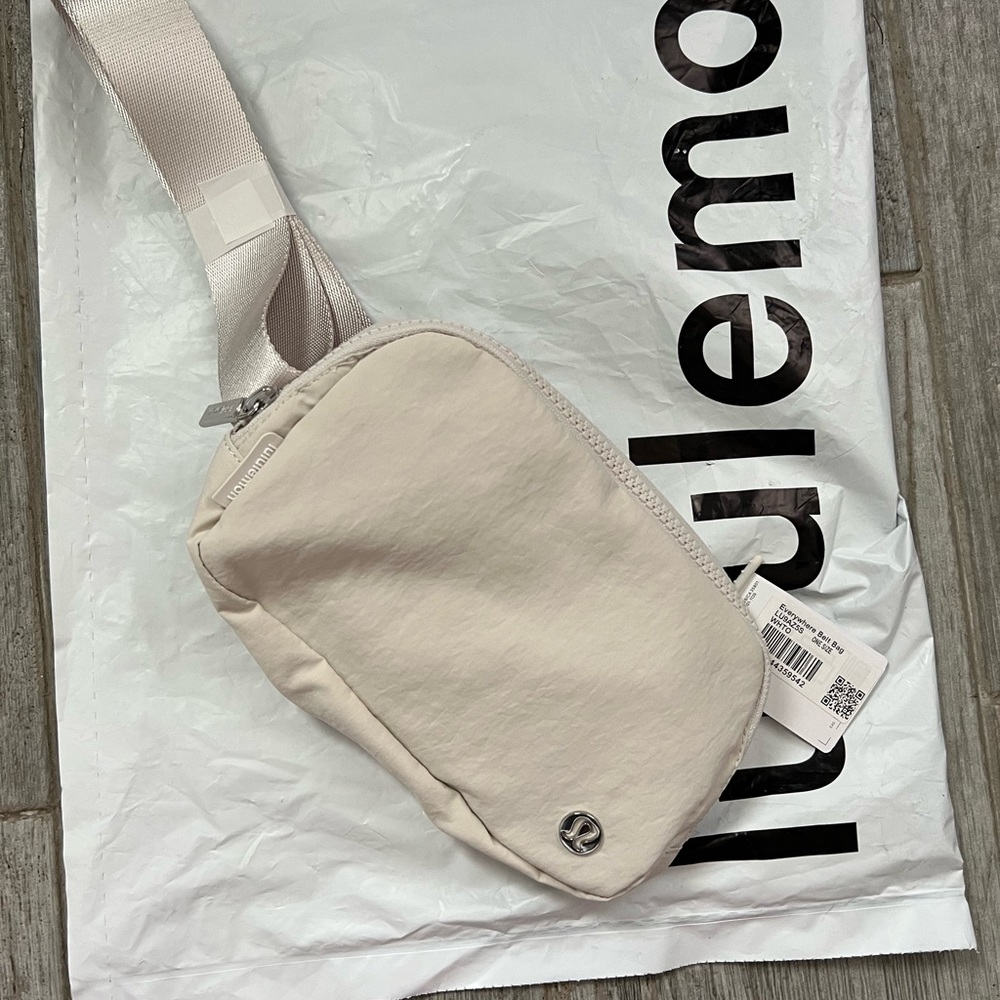 Lululemon everywhere belt bag